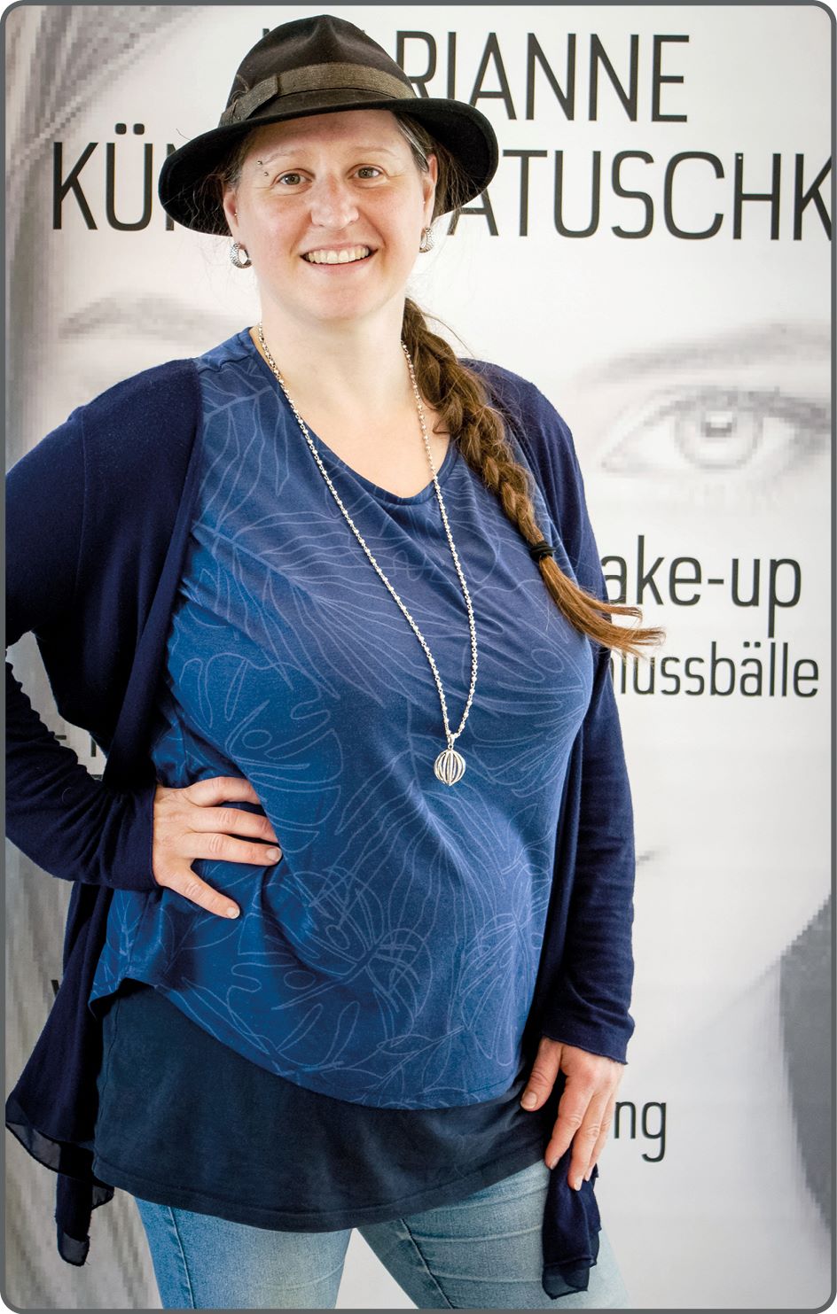 Emotionale Veränderung: Eine elisabeth gulden strahlt Selbstbewusstsein aus, begeistert von ihrem neuen Look und Stil bei ihrem charisma day des new you stilprogramm