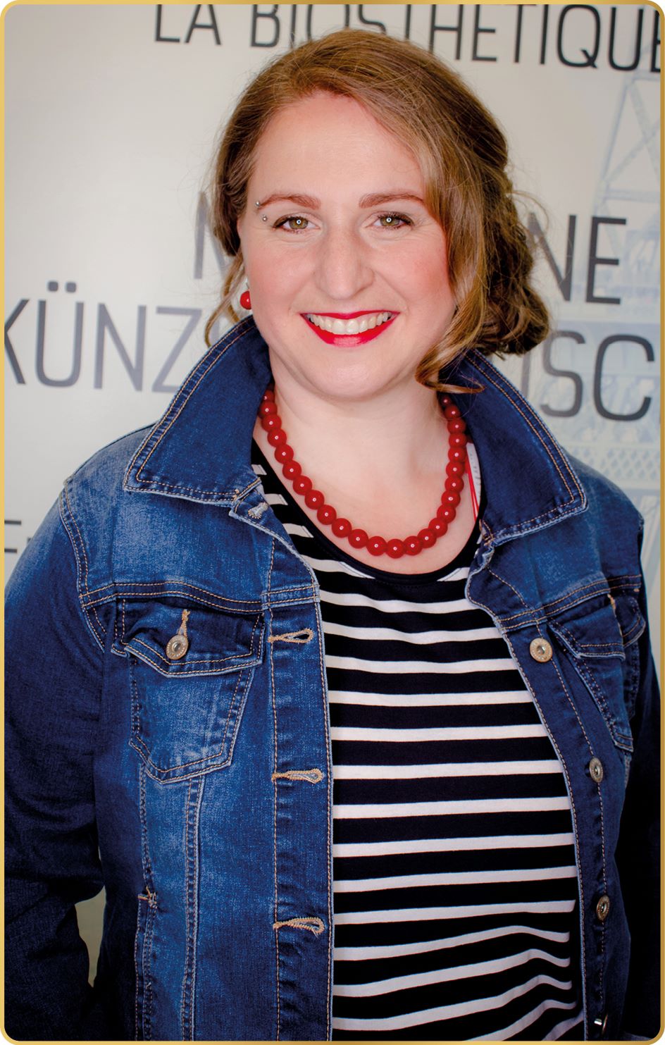 elisabeth gulden mit einer jeansjacke und einen gestreiften shirt bei ihrem charisma day des new you stilprogramm voller Lebensfreude und Natürlichkeit, eingefangen in einzigartigen Bildern.