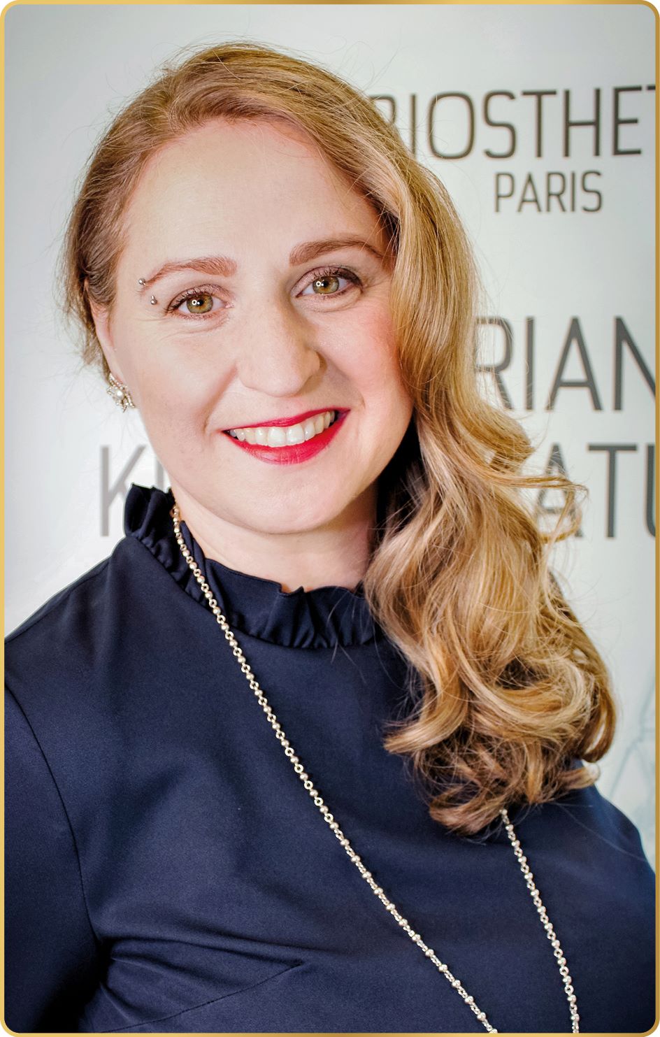 elisabeth gulden in einer blauen bluse und frisierten haar strahlt bei ihren charisma day des new you stilprogramm