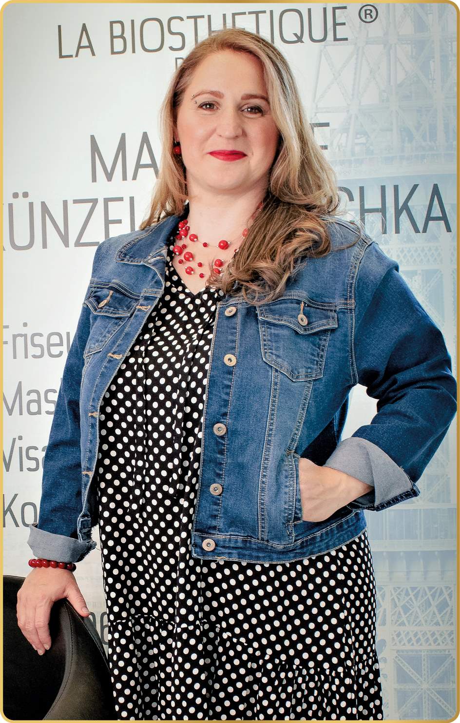 elisabeth gulden mit einer jeansjacke und gepunkteten rock bei ihrem charisma day des new you stilprogrammdurch kreative Haar- und Styling Kunst.