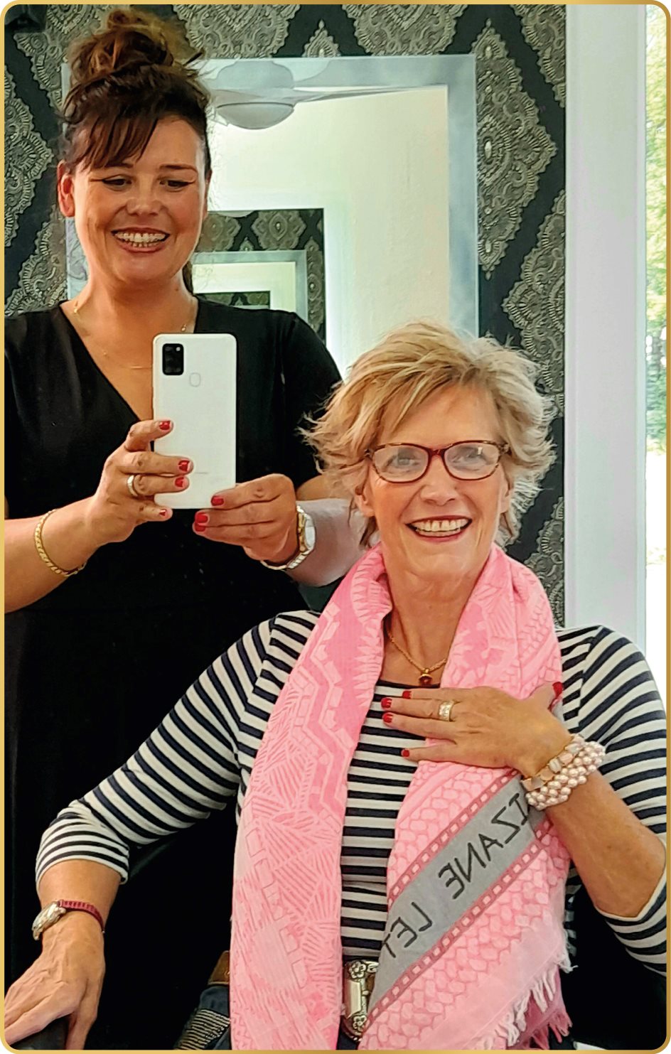 begeisterte Kerstin molthan zeigt ihre beeindruckende Metamorphose durch kreative Haar- und Styling Kunst bei ihrem charisma day des new you stilprogramm