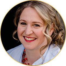 elisabeth gulden straht voller freude und zufriedenheit bei ihrem charisma day des new you stilprogramm