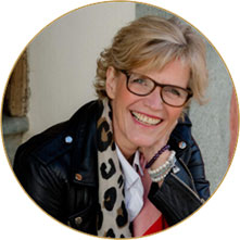 kerstin molthan voller freude über ihr new you bei ihrem charisma day des new you stilprogramm
